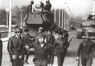 Salgueiro Maia, dando ordens às suas tropas.